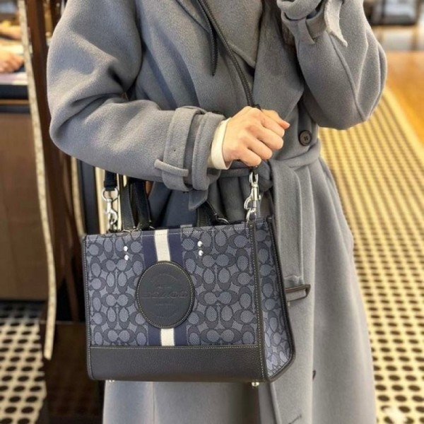 잇썸몰,코치 여성 시그니처 자카드 스트라이프 앤 코치 패치 뎀시 캐리올 백 4컬러 C8448