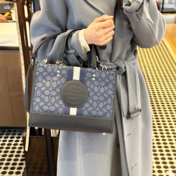 잇썸몰,코치 여성 시그니처 자카드 스트라이프 앤 코치 패치 뎀시 캐리올 백 4컬러 C8448